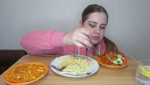 Мукбанг макароны с сосисками и салатики, очень вкусно! Нужен совет подруге!