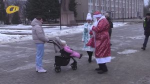 СОТРУДНИКИ ГИБДД ПОЗДРАВИЛИ ПЕШЕХОДОВ И ВОДИТЕЛЕЙ С НАСТУПАЮЩИМ НОВЫМ ГОДОМ