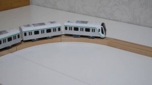 Играем в железную дорогу! 10 поездов и 10 туннелей