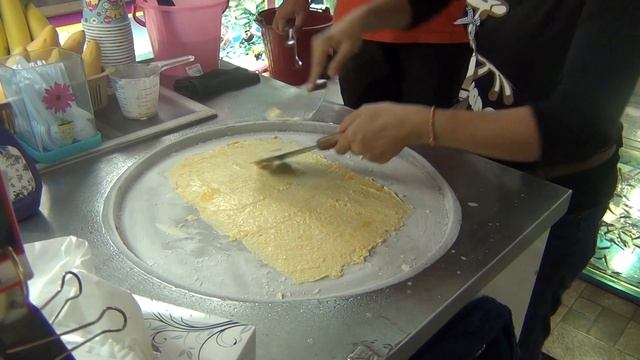 Тайское мороженое \Fried Thai roll Ice Cream rolled in Thailand смотреть онлайн