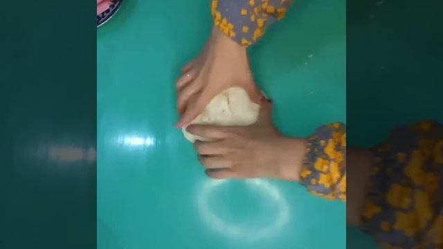 Tez tayyor boladigan qarsildoq sosiskali perashkalar😘😍🥰🤗👍😋 смотреть онлайн