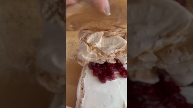 МЕРЕНГОВЫЙ РУЛЕТ! очень легкий, нежный и безумно вкусный! #меренговыйрулет #меренга #десерты #cakes смотреть онлайн