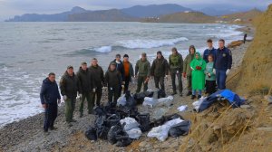 Сбор мазута на побережье бухты Капсель у мыса Меганом в Крыму. Январь 2025