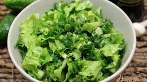 Салат из зелени ассорти с чесноком и огурцом