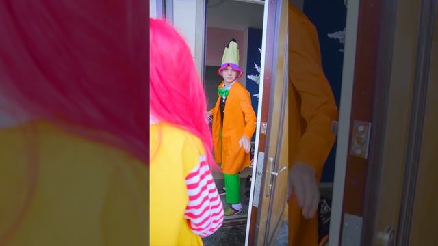 Scary Clown Teaches His Daughter to Scare People! #funny #scaryclowns #memes