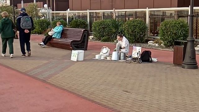 Музыка на ведрах и кастрюлях. В Сочи с гастролями приехал необычный уличный музыкант.