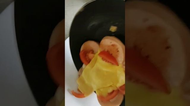 Fried eggs 🍳 with sausage, cheese and tomatoes🍳 смотреть онлайн
