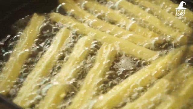 감자가 있다면 이렇게 만들어보세요 :: 츄러스 모양 감자튀김 with 초코소스 :: Crispy Potato Churros смотреть онлайн