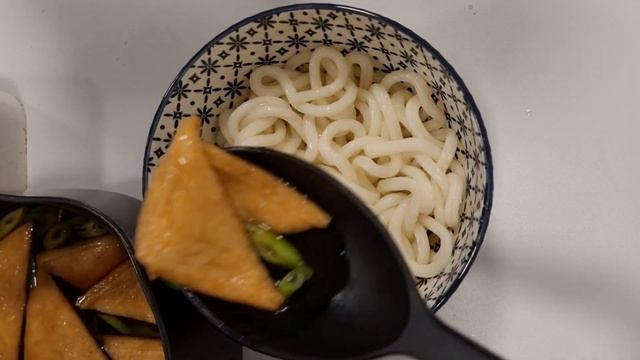Trying food from The Makanai: Cooking for the Mailko House | Kitsune udon and egg sandwich смотреть онлайн