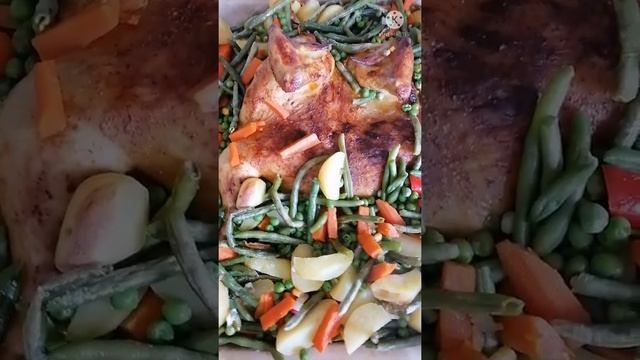 #shorts Жареная курочка с Овощами #курочка#картофель, морковь, стрючковая фасоль, горошек смотреть онлайн