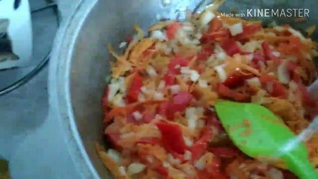 Жаренные баклажаны с курицей и овощами. смотреть онлайн