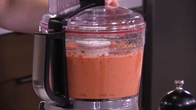 Top Chef Judge Gail Simmons Makes A Romesco-Style Gazpacho смотреть онлайн
