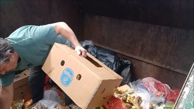 DUMPSTER DIVING FOR FREE CHICKEN THIGHS & SOME VALUABLE ADDITIONS TO OUR DOOMSDAY PREPPER SUPPLIES!