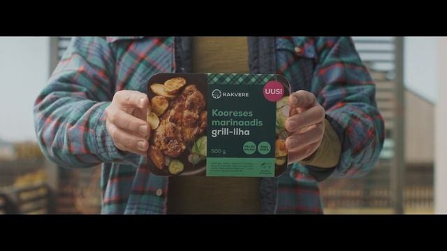 Когда приходит пора гриля, мужчина жарит. смотреть онлайн