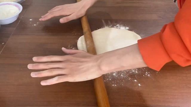 Көк пияз қосылып жасалатын өте дәмді қатпарлы лепешка.