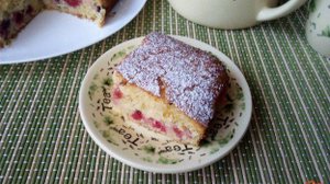 Пирог с манной крупой и ягодами