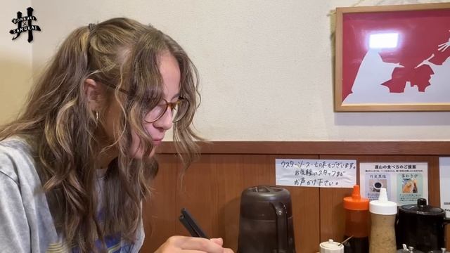 外国人が日本のソウルフード"カツ丼"を初体験！【DONBURI SAMURAI】 смотреть онлайн