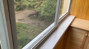 Раздвижное остекление балкона в хрущевке со встроенным шкафом.Монтаж крыши и сайдинга на балконе.