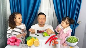 Коробкадағы ТАҒАМды ТАП😁🎂🍫🍭🍕🍖🍔🍟🍒🍎🍉🍇🍓 КОПЖАСАРОВЫ❤️ ЖАСМИН👧🏻 ТОМИКОШ👧🏼
