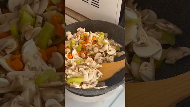 Курица с шампиньонами, овощами и рисом #рецепты #риссовощами смотреть онлайн