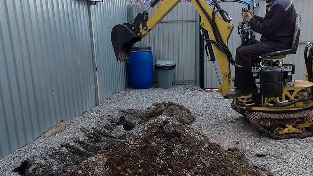 мини-экскаватор «ТЭ-1000» Пробуем копать!