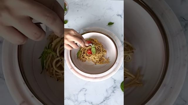 How to Plate Spaghetti Like a Chef | Art of Plating | Food Plating Tips | Plating Hacks | #shorts смотреть онлайн