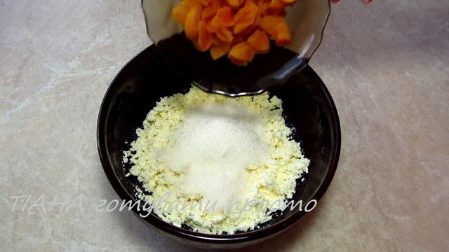 Булочки з сиром і сухофруктами