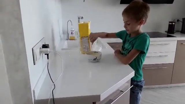 ЛЕПИМ ВАРЕНИКИ С ВНУКОМ (1) смотреть онлайн