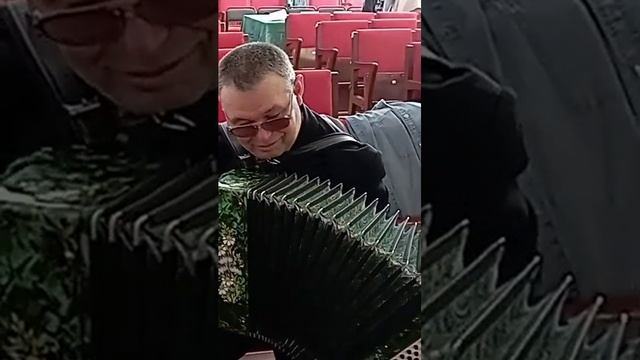 В первый раз попробовал гармонь у друга.