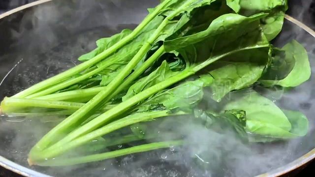 菠菜炒雞蛋，不要直接下鍋炒，多做兩步驟，比飯店裡面做得還要香【阿朝哥美食 】#菠菜炒雞蛋 #菠菜 #炒雞蛋 #菠菜炒雞蛋料理 #菠菜炒雞蛋煮法