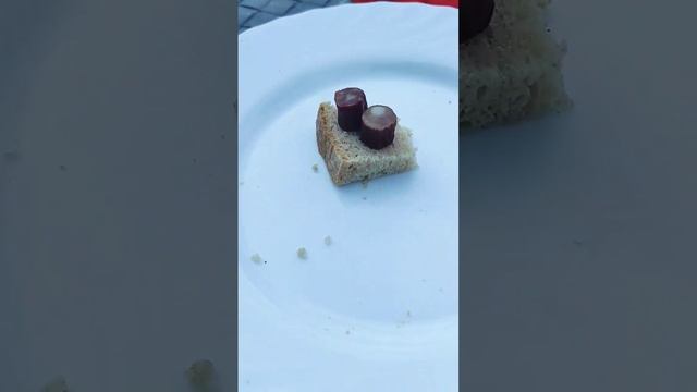 Два кусочека колбаски.... смотреть онлайн