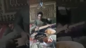 Исмаил поёт на пандуре