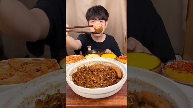 SPICY BLACK BEAN FIRE NOODLES AND BURGER 🍔 #mukbang #chicken #yummy #eating #cooking