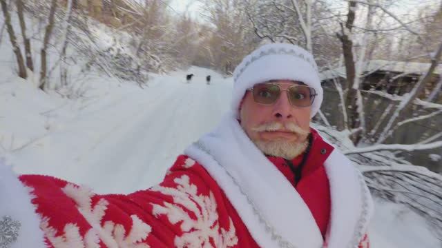 ❄️ **Омичи, как вы встретили Новый год?** ❄️🌫️
У Дед Мороза даже шуба серая стала 2025. ТЭЦ-5 смотреть онлайн