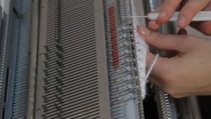 Вязание ажурного переплетения при помощи деккера