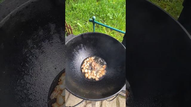 Печь с казаном в работе. Настоящий узбекский плов с бараниной на огне