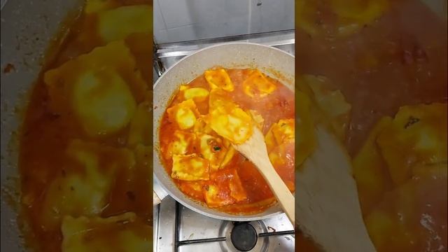 RAVIOLI RICOTTA E SPINACI AL POMODORO || #SHORTS смотреть онлайн