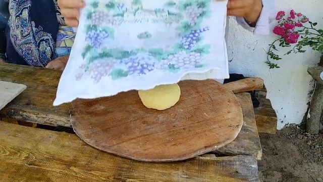 Nənə Kəndsayağı Sulu Xəngəl və Toyuq Çığırtması Hazırladı смотреть онлайн