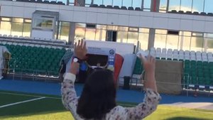 Признание в любви на футбольном поле.