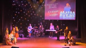 "На темный ряд домов"