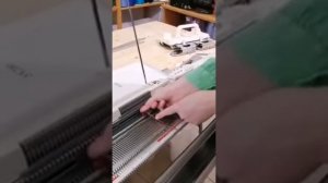 Как заменить иглы на вязальной машине?