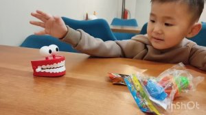 Распаковка зубастика и скелета