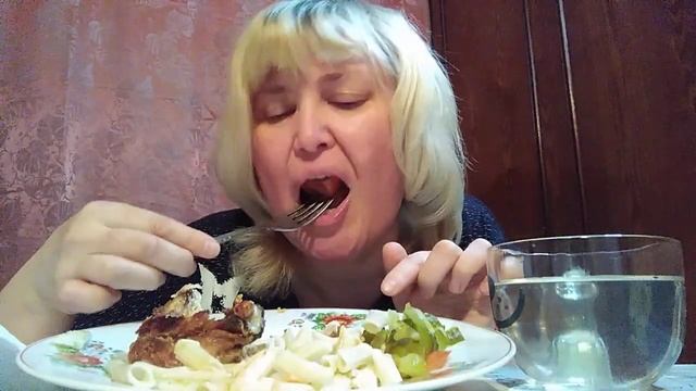 МУКБАНГ/ ЖАРЕНАЯ КУРОЧКА,САЛАТ МОРКОВЬ С ЧЕСНОКОМ И МАКАРОНЫ.