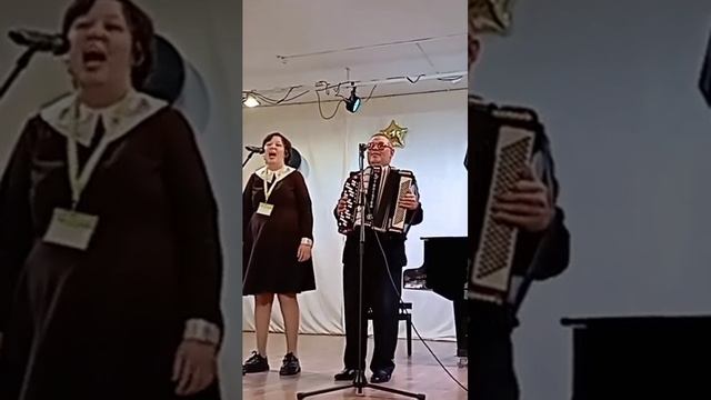 Поём с дочкой.