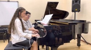 «Танец дельфинов»