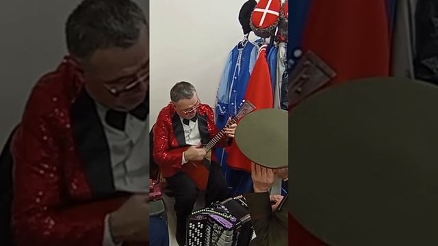 Народный наигрыш на балалайке.