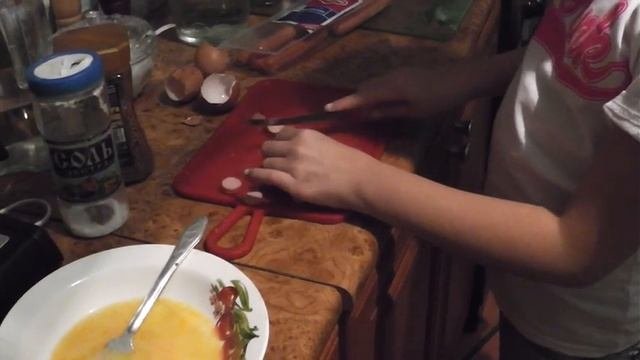 Готовим яичницу сами. Уроки готовки для детей.