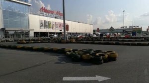 Картинг в Омске. Егор катается на картинге у Меги. Красивый пруд с рыбками напротив ТЦ МЕГА