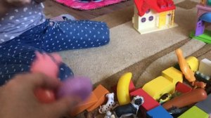 Софийка играет в Пеппу))