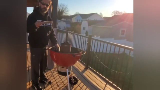 Grilling tandoori chicken Lahori Charga on Weber Kettle Charcoal Grill смотреть онлайн